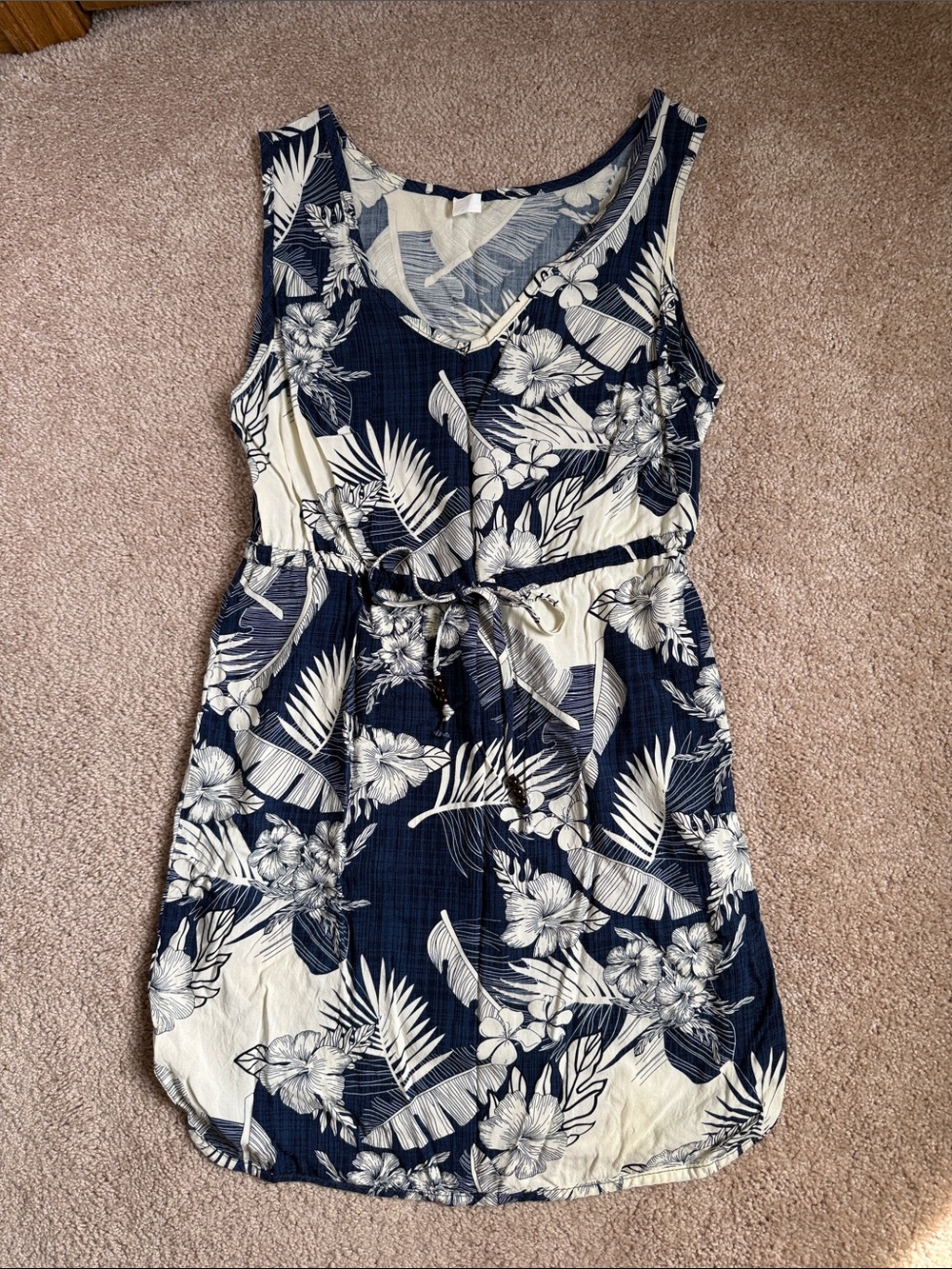 Palmwave Hawaii Women's Navy and Cream Floral Rayon Aloha Dress. Size Medium
